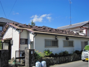 施工中：屋根瓦