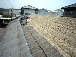 施工中：屋根瓦